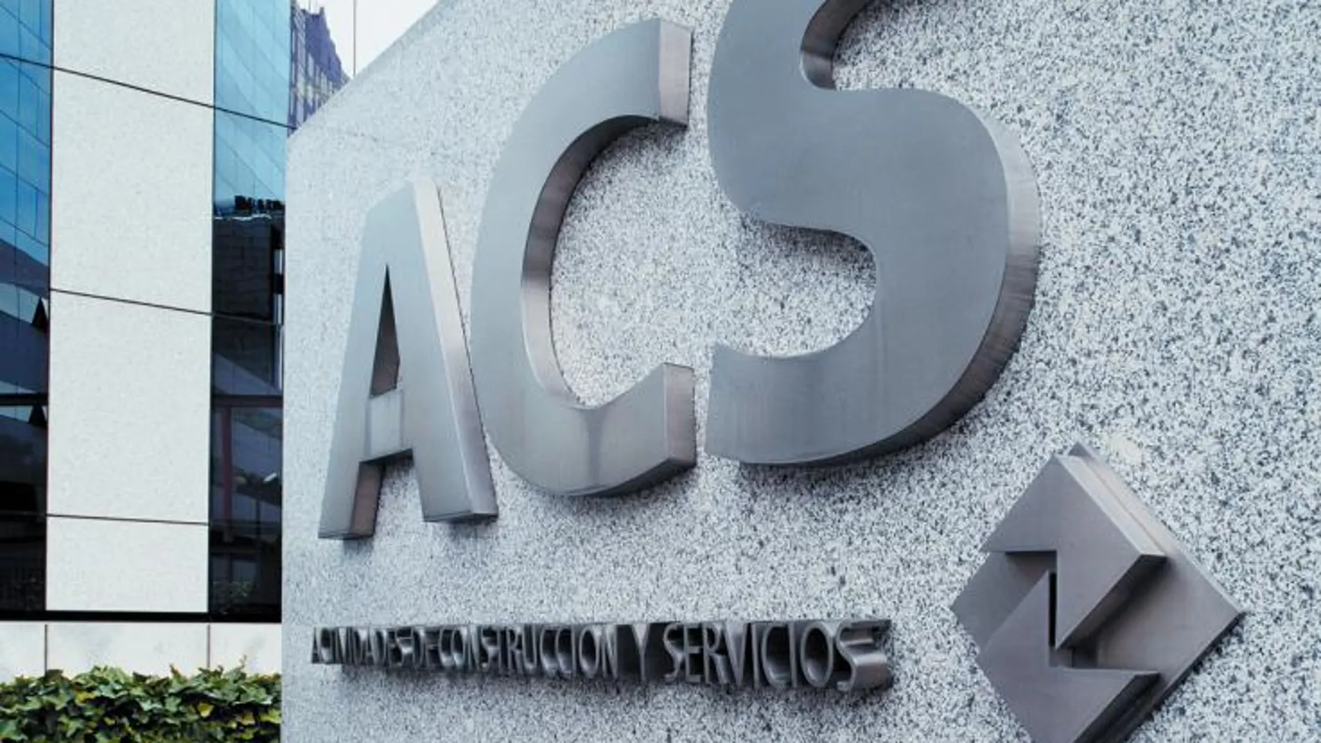 ACS firma el crédito de 15.000 millones para la OPA a Abertis