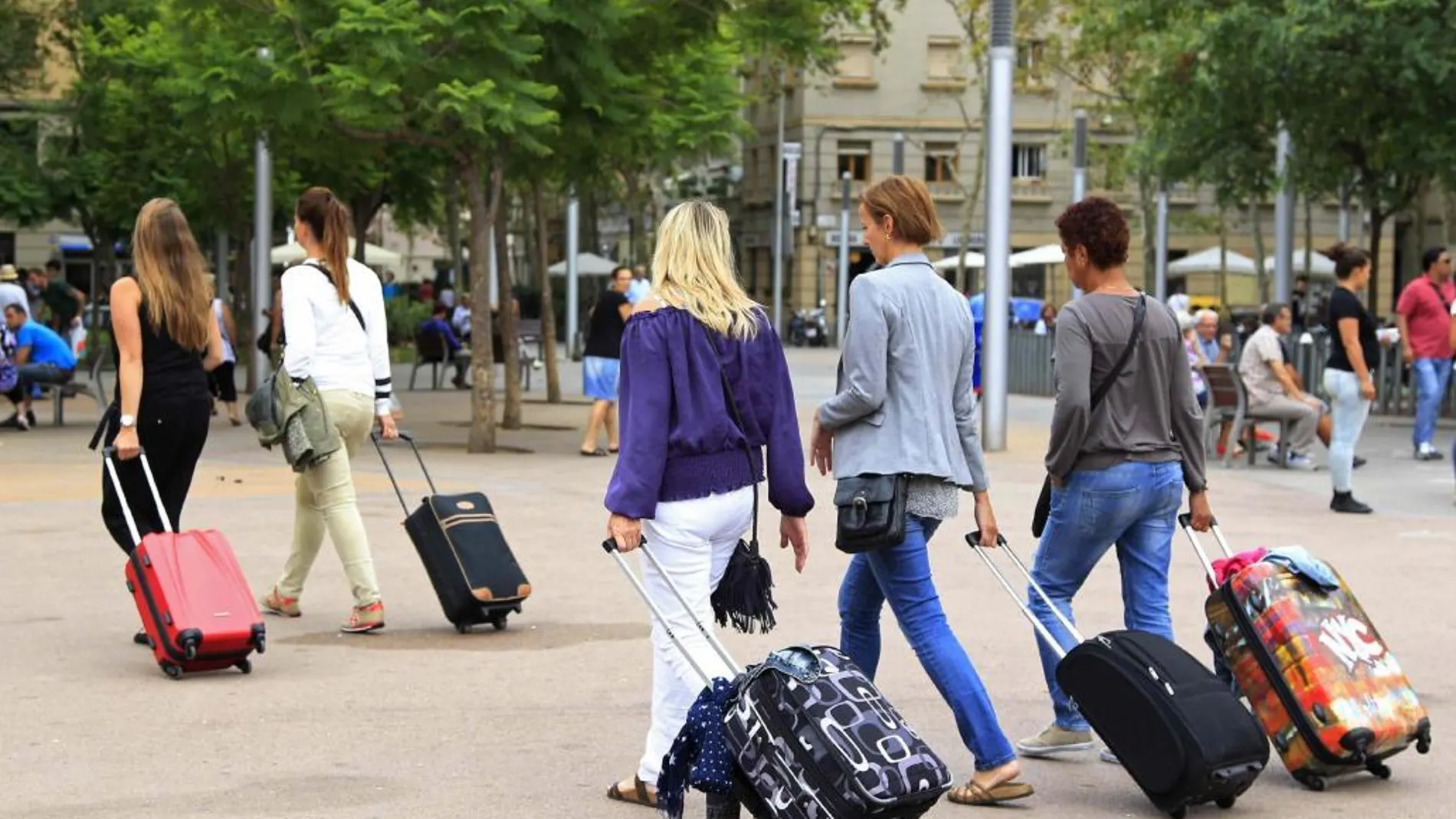 Unas turistas buscan su hospedaje en el barrio de la Barceloneta