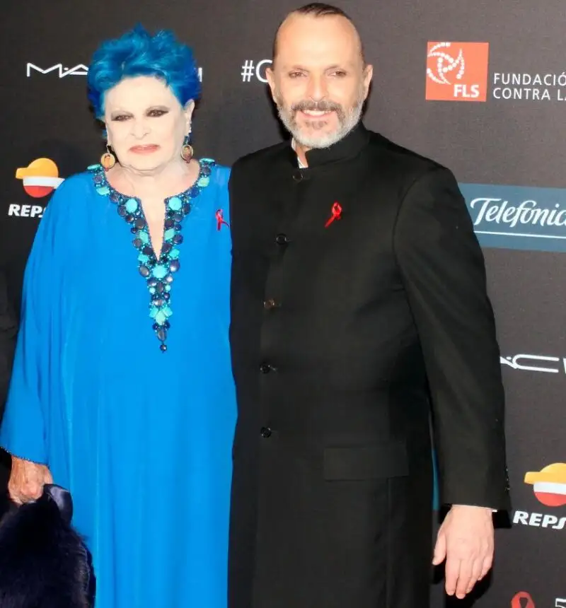 Miguel Bosé junto a su madre, Lucia, durante una gala contra el sida, en Barcelona, en 2014
