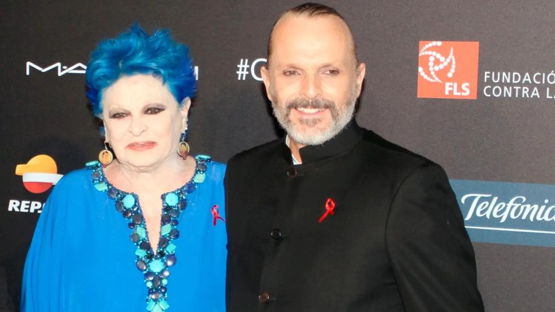 Miguel Bosé junto a su madre, Lucia, durante una gala contra el sida, en Barcelona, en 2014