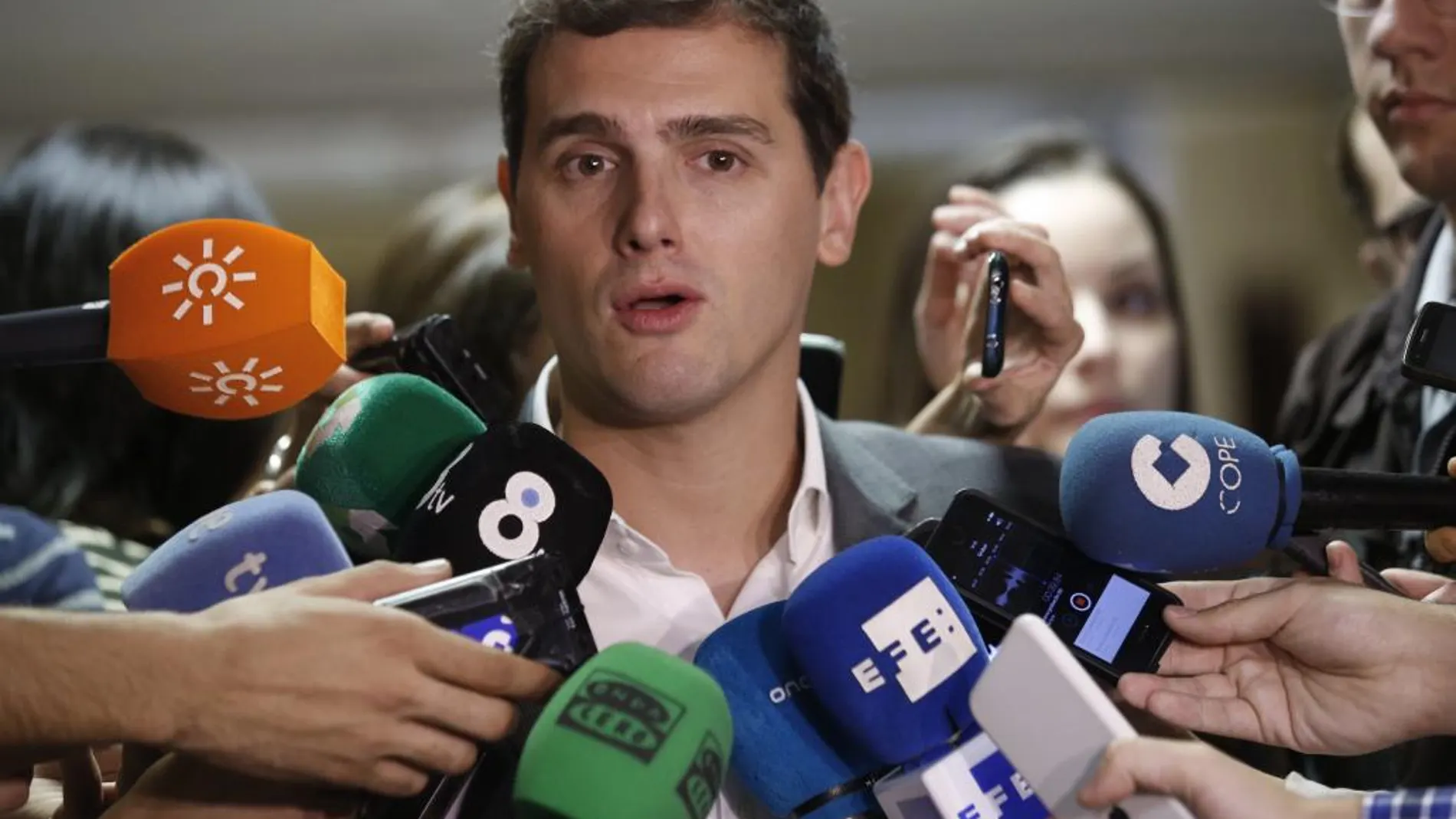 El presidente de Ciudadanos, Albert Rivera, atiende a los medios tras la reunión que ha mantenido con los secretarios generales de CCOO y UGT, Ignacio Fernández Toxo y José Álvarez