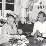 Antonio Saura visitando en su casa de Mouguins a Picasso en 1969