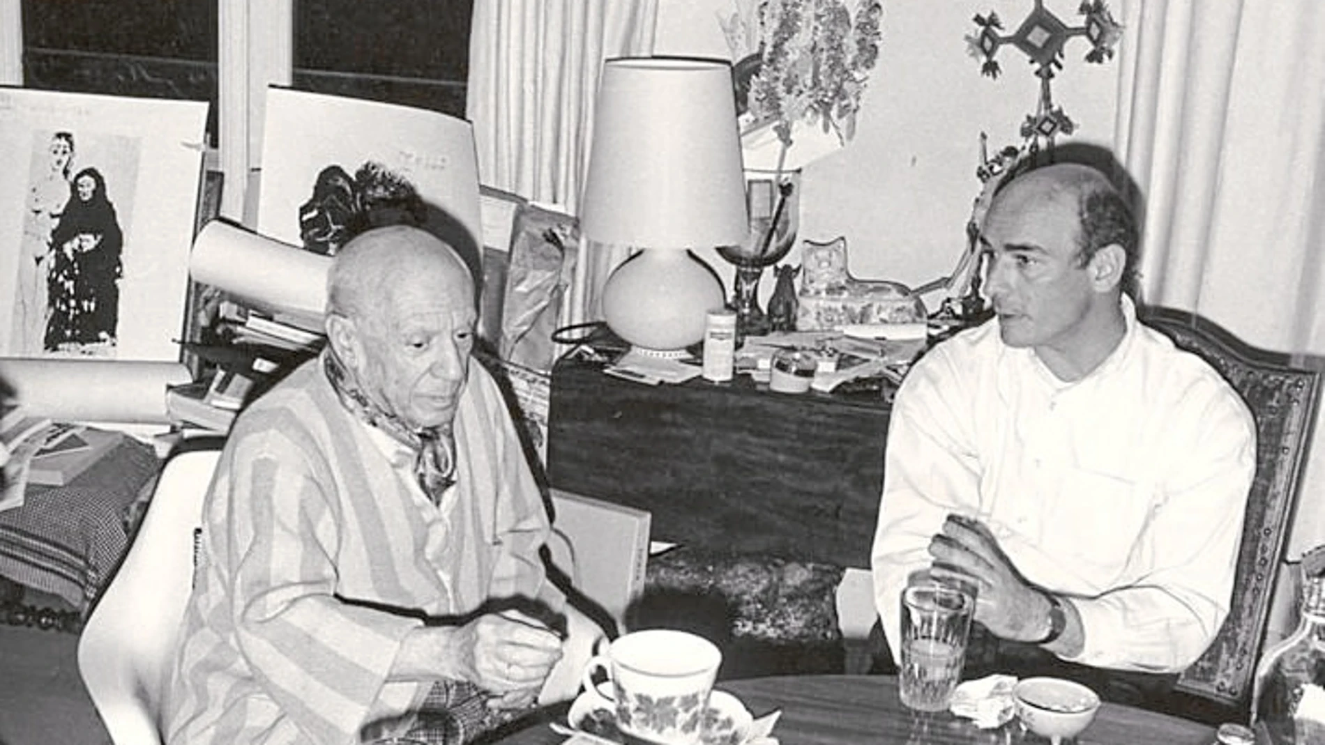 Antonio Saura visitando en su casa de Mouguins a Picasso en 1969