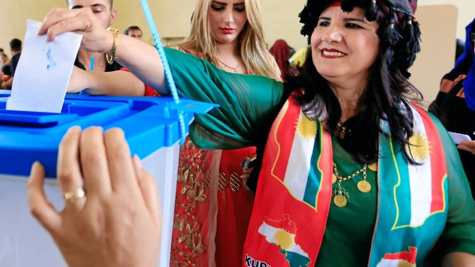 Una mujer kurda deposita su voto en uno de los colegios de la ciudad iraquí de Kirkuk, ayer