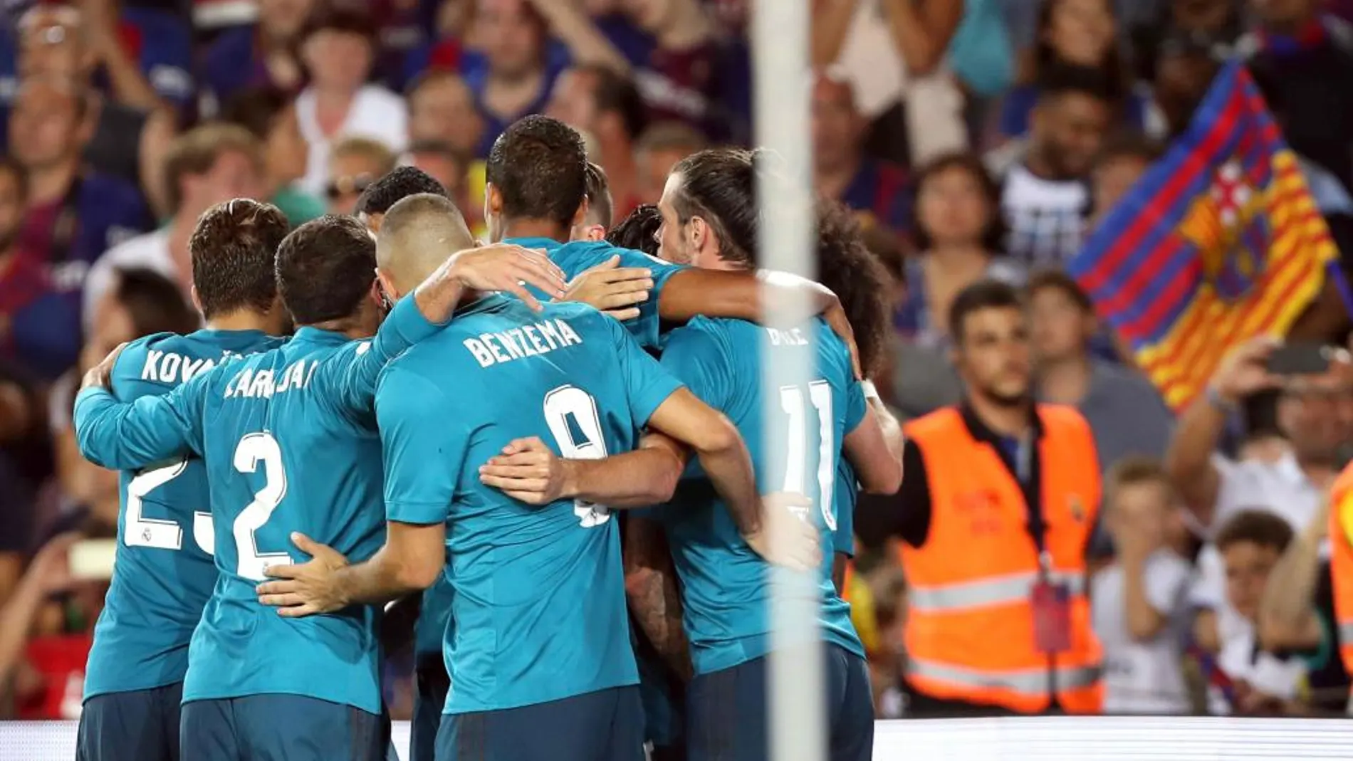 Los jugadores del Real Madrid celebran el primer gol del conjunto blanco ante el Barcelona