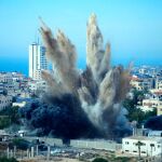 Explosión en Gaza por un bombardeo israelí/Reuters