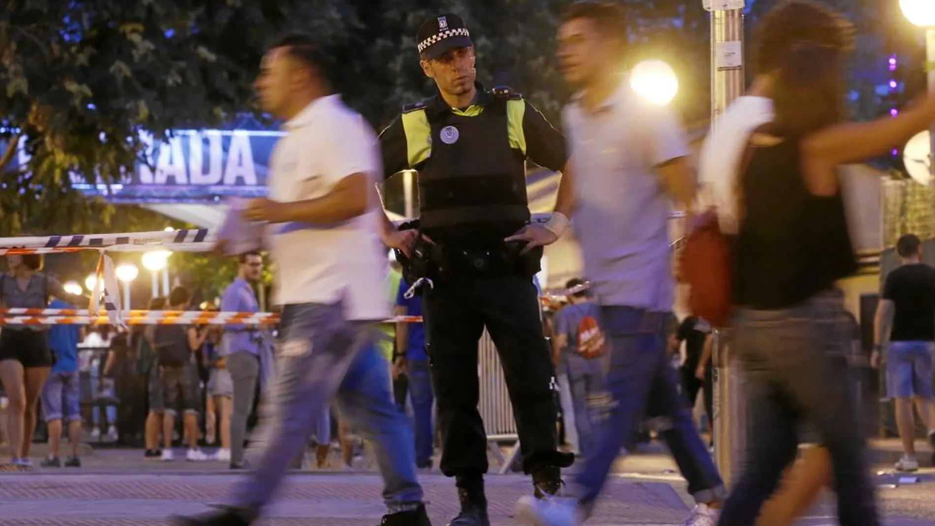 Agentes de la Policía Municipal vigilaban el sábado las inmediaciones del festival Dcode en Ciudad Universitaria