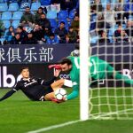 Correa supera al portero del Málaga Roberto Jiménez en el primer gol. EFE/Juan Miguel Pérez Ramos