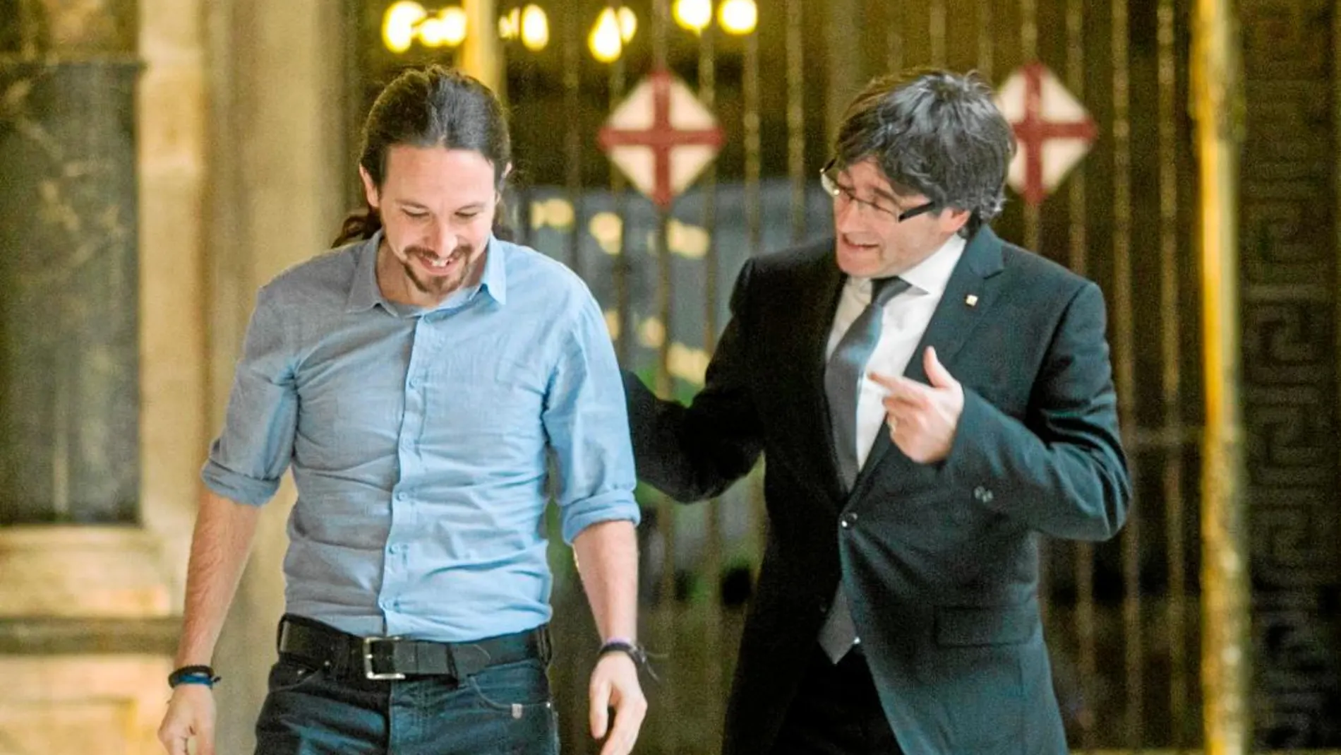 El líder de Podemos, Pablo Iglesias, y el entonces president de la Generalitat, Carles Puigdemont, tras reunirse en el Palau en 2016 / Foto: SHOOTING