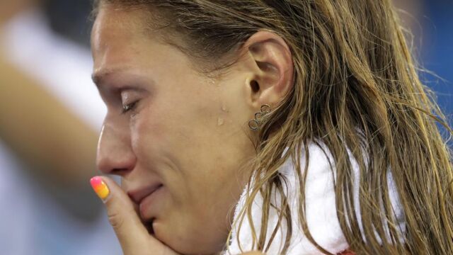 Efimova lloró en el podio al ver la reacción del público y de sus rivales al acabar los 100 braza