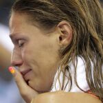Efimova lloró en el podio al ver la reacción del público y de sus rivales al acabar los 100 braza