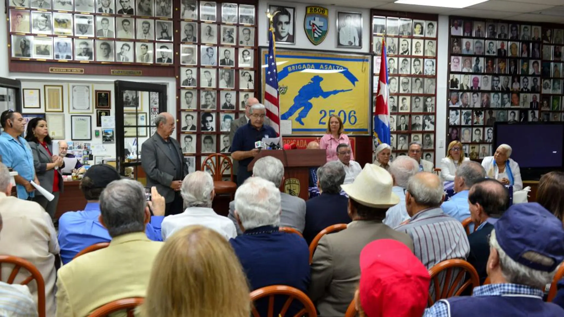 Integrantes de organizaciones del exilio cubano participan en una rueda de prensa.