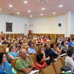 Salón de actos de la Facultad de Educación y Trabajo Social de la Universidad de Valladolid, repleto de profesionales
