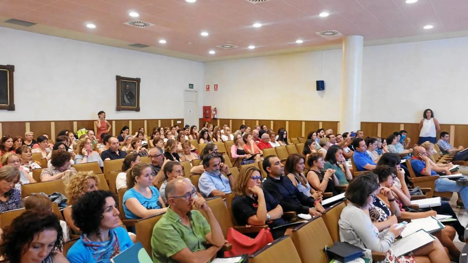 Salón de actos de la Facultad de Educación y Trabajo Social de la Universidad de Valladolid, repleto de profesionales