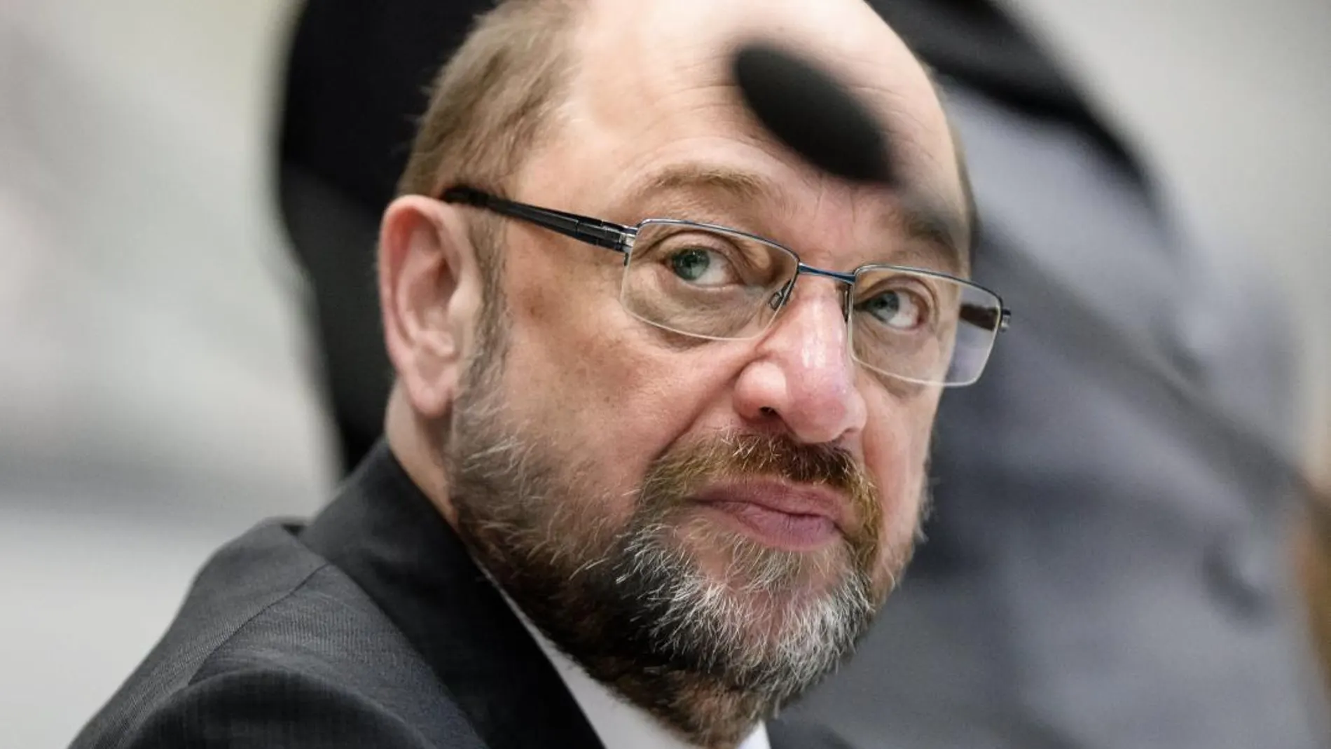 El líder del Partido Socialdemócrata (SPD) alemán, Martin Schulz, asiste a una reunión del grupo parlamentario de su partido en Berlín (Alemania), hoy
