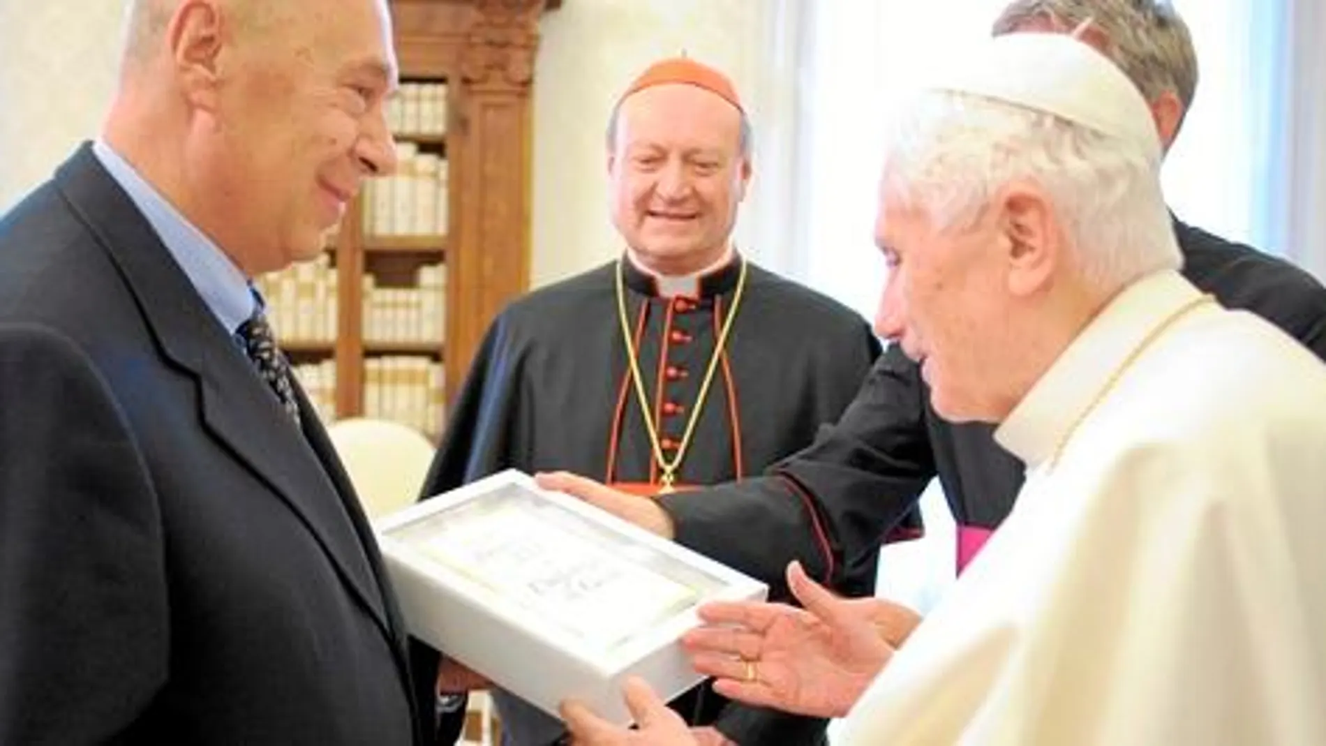Benedicto XVI, reunido ayer con el editor de RCS Paolo Mieli (izda.) y el cardenal Gianfranco Ravasi