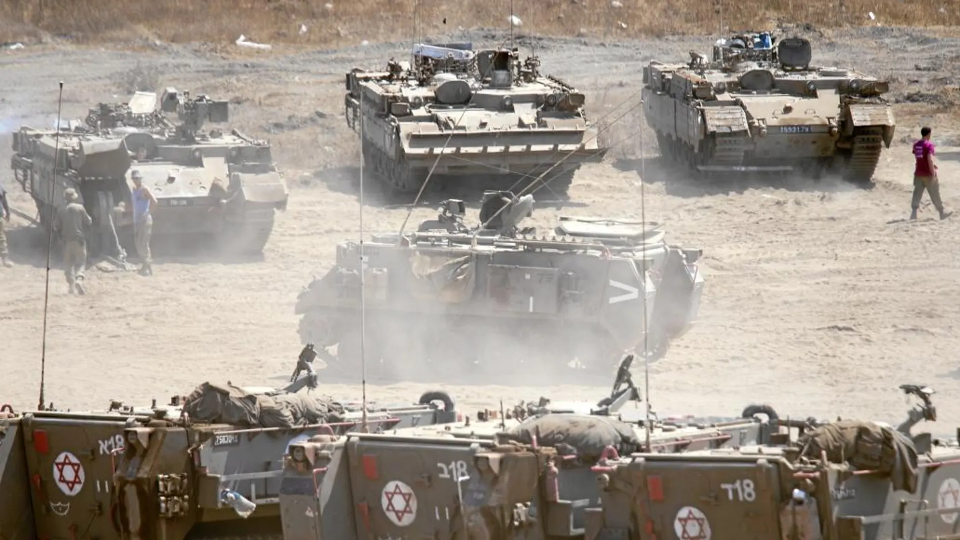 Varios tanques israelíes defienden la frontera con Siria