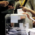 Una persona procede a votar