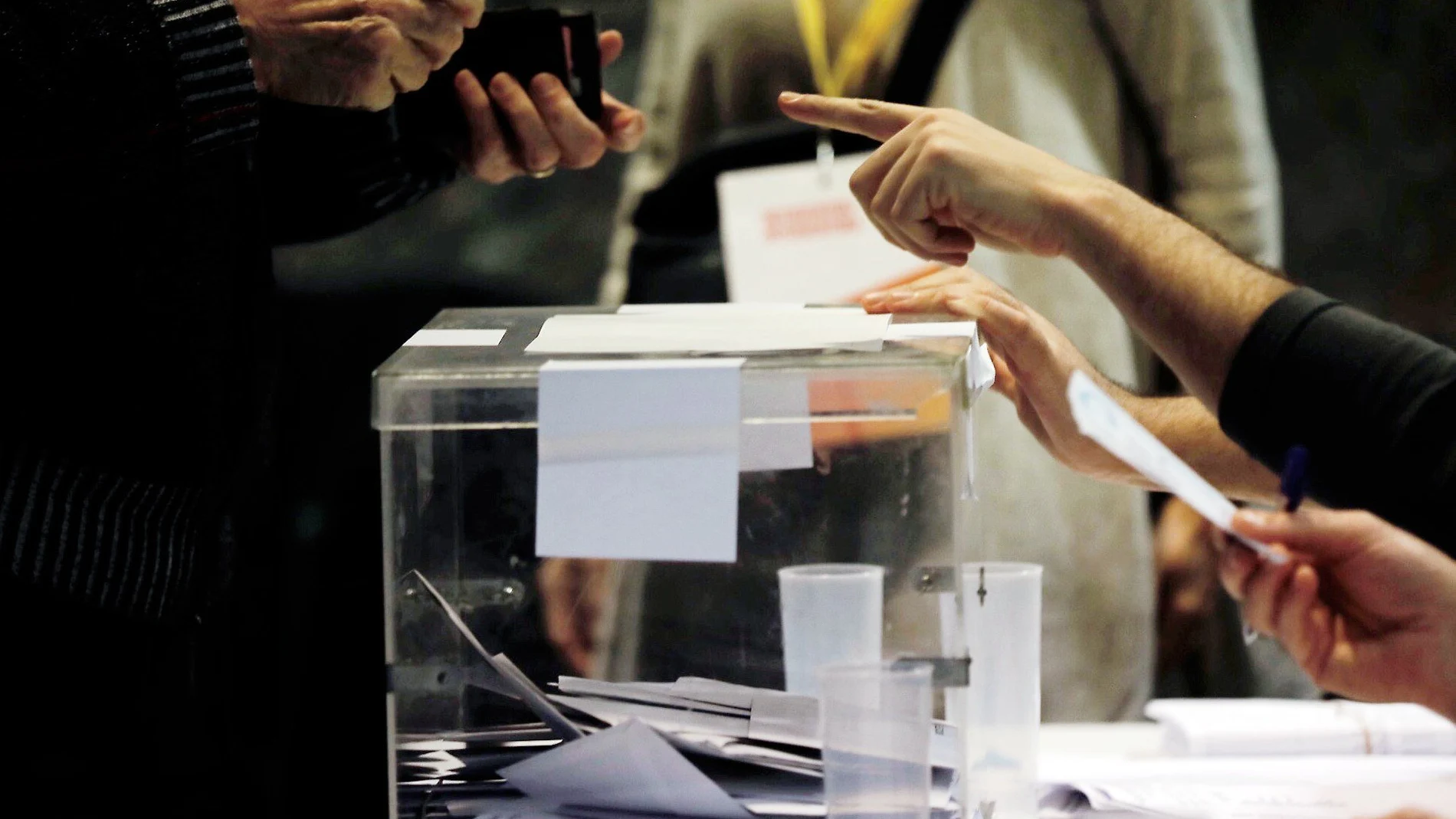 Una persona procede a votar
