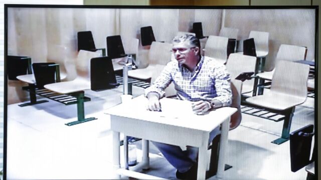 Francisco Granados, en una pantalla de televisión, durante su comparecencia por videoconferencia desde la cárcel de Estremera.