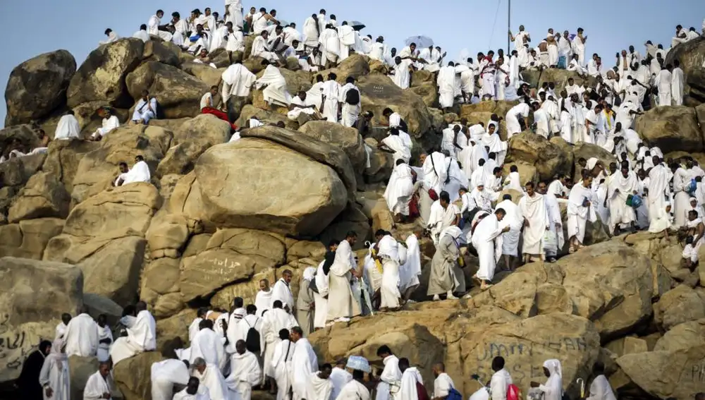 Fieles musulmanes suben el Monte Arafat durante su peregrinaje a La Meca