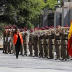 La ministra de Defensa, Margarita Robles, pasa revista durante una ceremonia de traspaso de cartera en el Ministerio de Defensa en Madrid / Efe