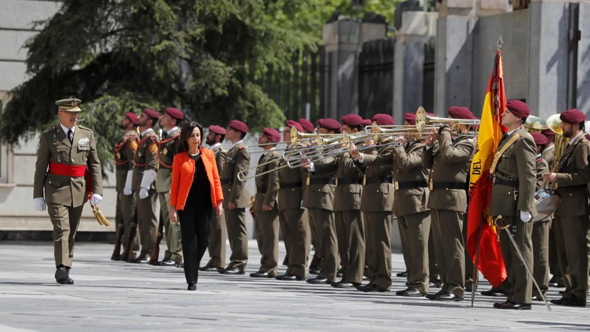 La ministra de Defensa, Margarita Robles, pasa revista durante una ceremonia de traspaso de cartera en el Ministerio de Defensa en Madrid / Efe