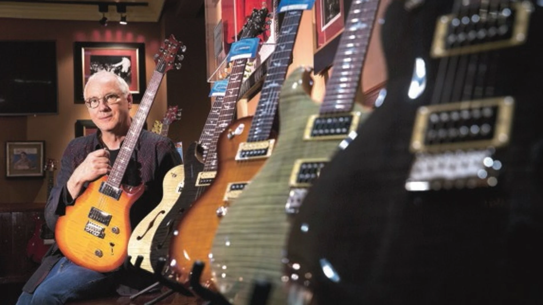 El lutier norteamericano Paul Reed Smith junto a sus guitarras en el Hard Rock Café de Madrid