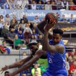 El ala-pívot estadounidense del San Pablo Burgos, Deoon Thompson y el ala-pívot estadounidense del Barça Lassa, Chris Singleton