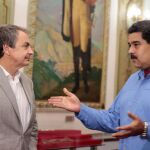 El exjefe del Gobierno español, José Luis Rodríguez Zapatero (i) junto a el presidente de Venezuela, Nicolás Maduro (d) durante la reunión