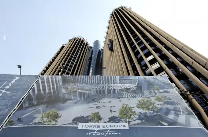 Torre Europa estrena fachada con polémica