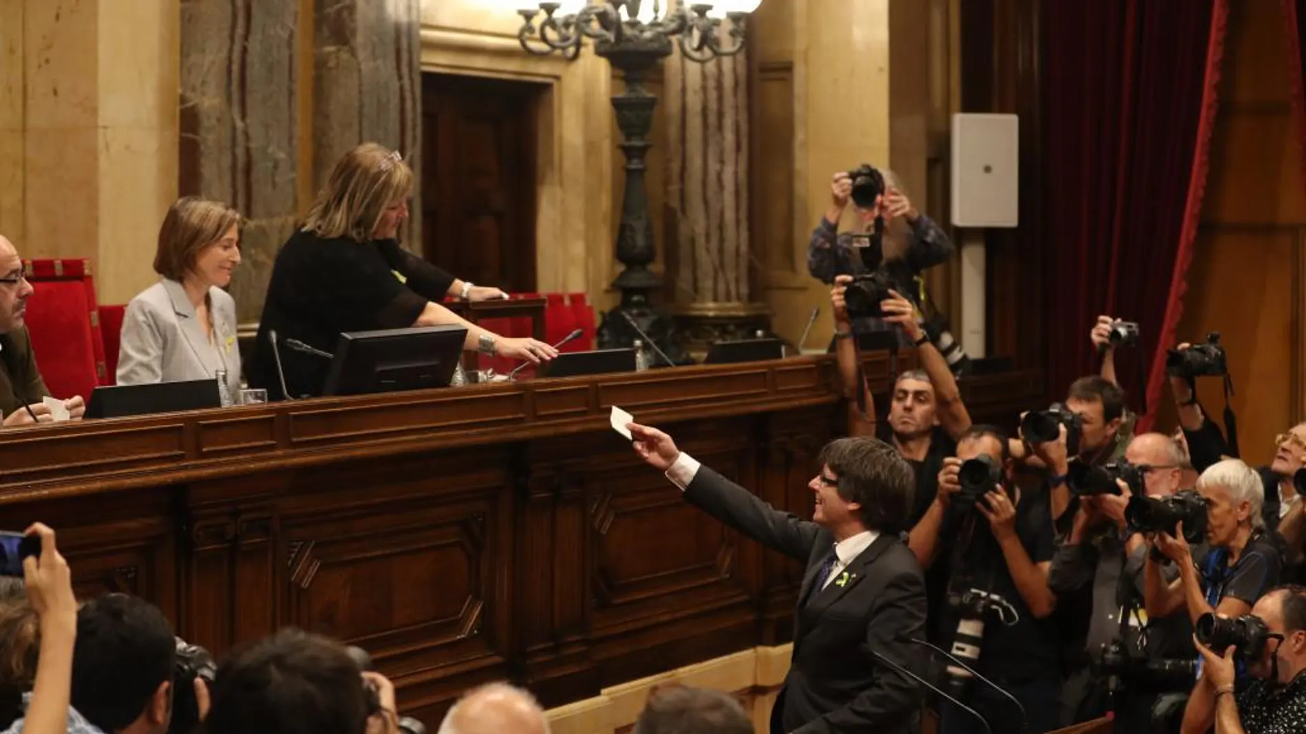 Puigdemont durante la votación de la DUI el pasado 27 de octubre /Shooting