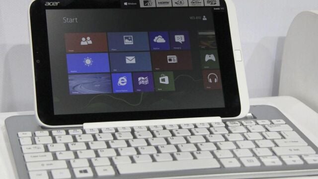 Vista de la nueva tableta Iconia W3 que ha sido presentada en la Feria de Valencia, por su fabricante Acer, como la primera de ocho pulgadas en incorporar Windows 8 como sistema operativo.