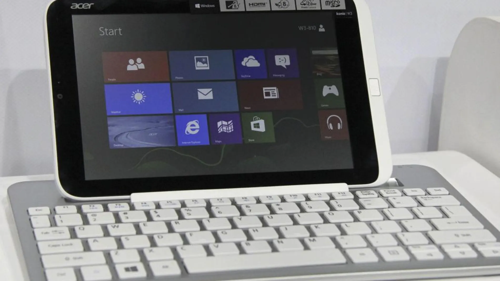 Vista de la nueva tableta Iconia W3 que ha sido presentada en la Feria de Valencia, por su fabricante Acer, como la primera de ocho pulgadas en incorporar Windows 8 como sistema operativo.