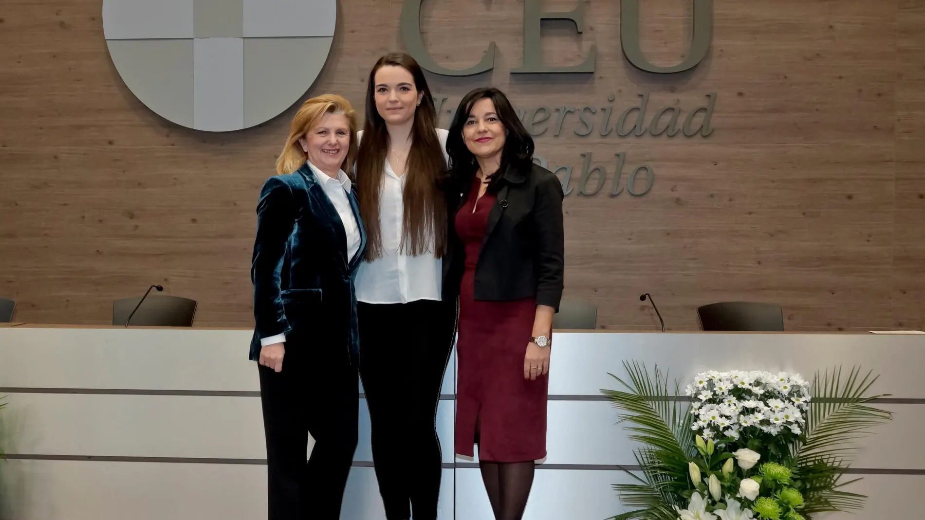 De izquierda a derecha, la directora del el Centro de Metabolómica y Bioanálisis (CEMBIO) de la Universidad CEU San Pablo, Coral Barbas, y las investigadoras Carolina González-Riaño y Antonia García.