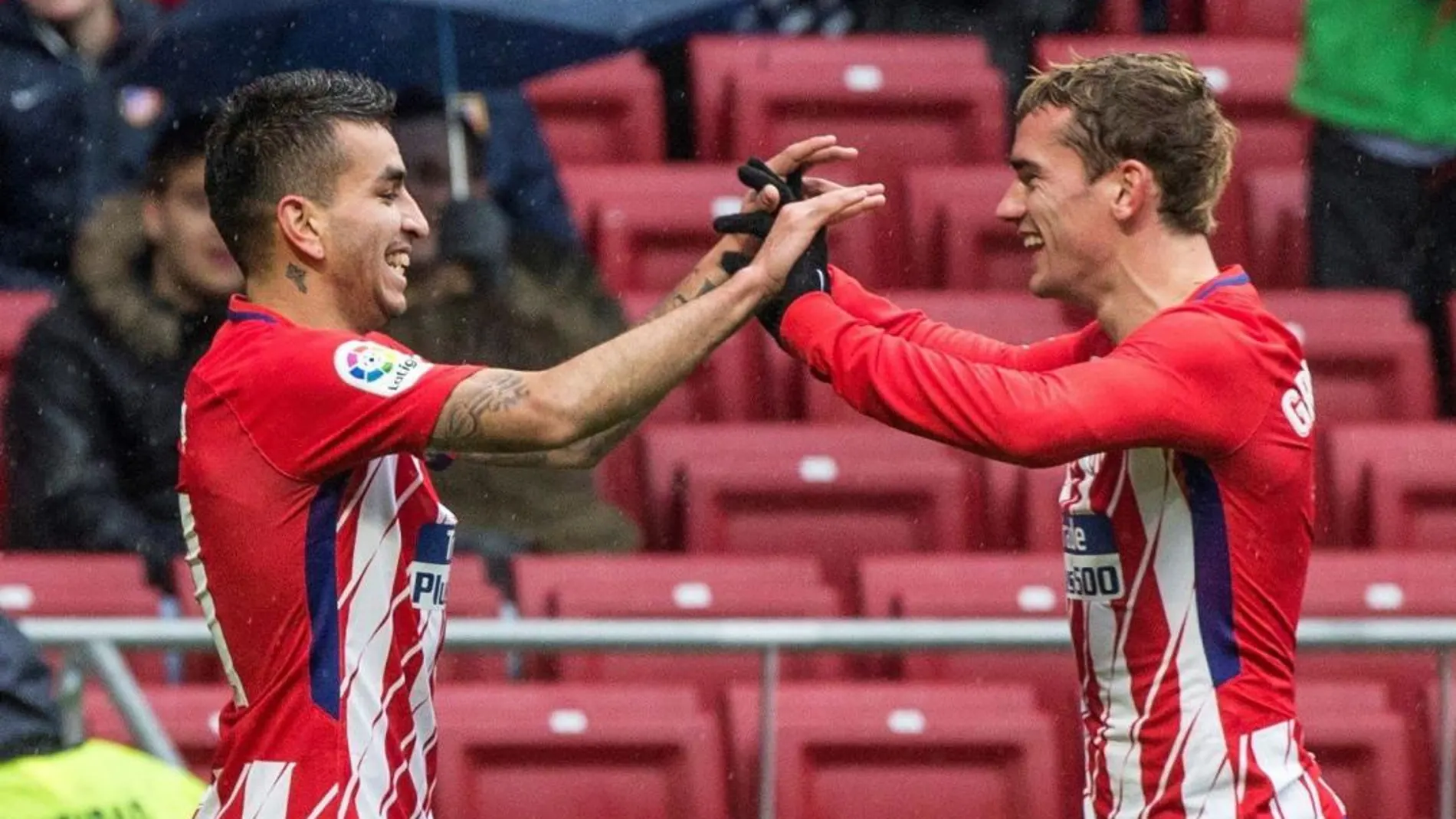 Ángel Correa celebra junto a su compañero Antoine Griezmann su gol conseguido frente al Getafe. EFE/ Rodrigo Jiménez