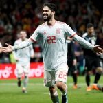 El centrocampista de la selección española Isco celebra tras marcar su tercer gol ante Argentina