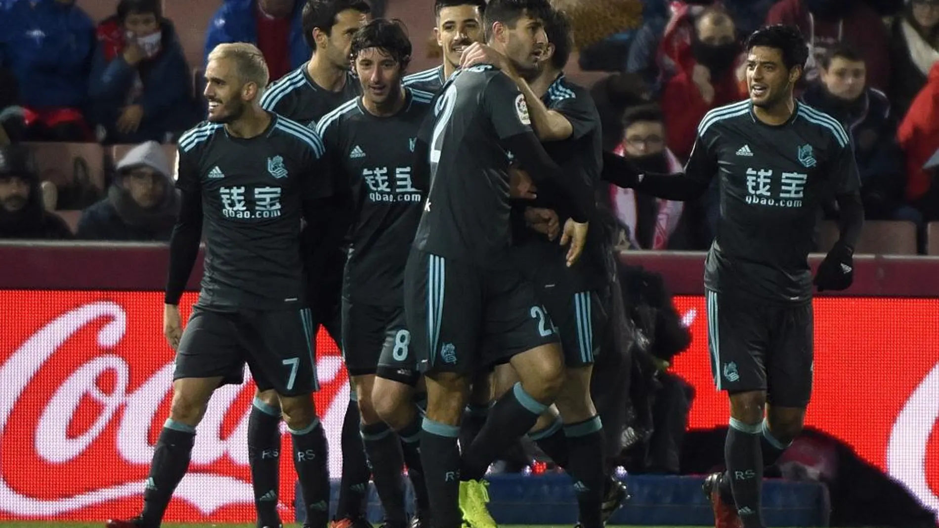 El delantero de la Real Sociedad Juanmi Jiménez celebra con sus compañeros el segundo gol ante el Granada