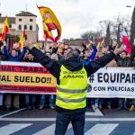 Manifestación de miles de policías y guardias civiles por la equiparación salarial en Toledo