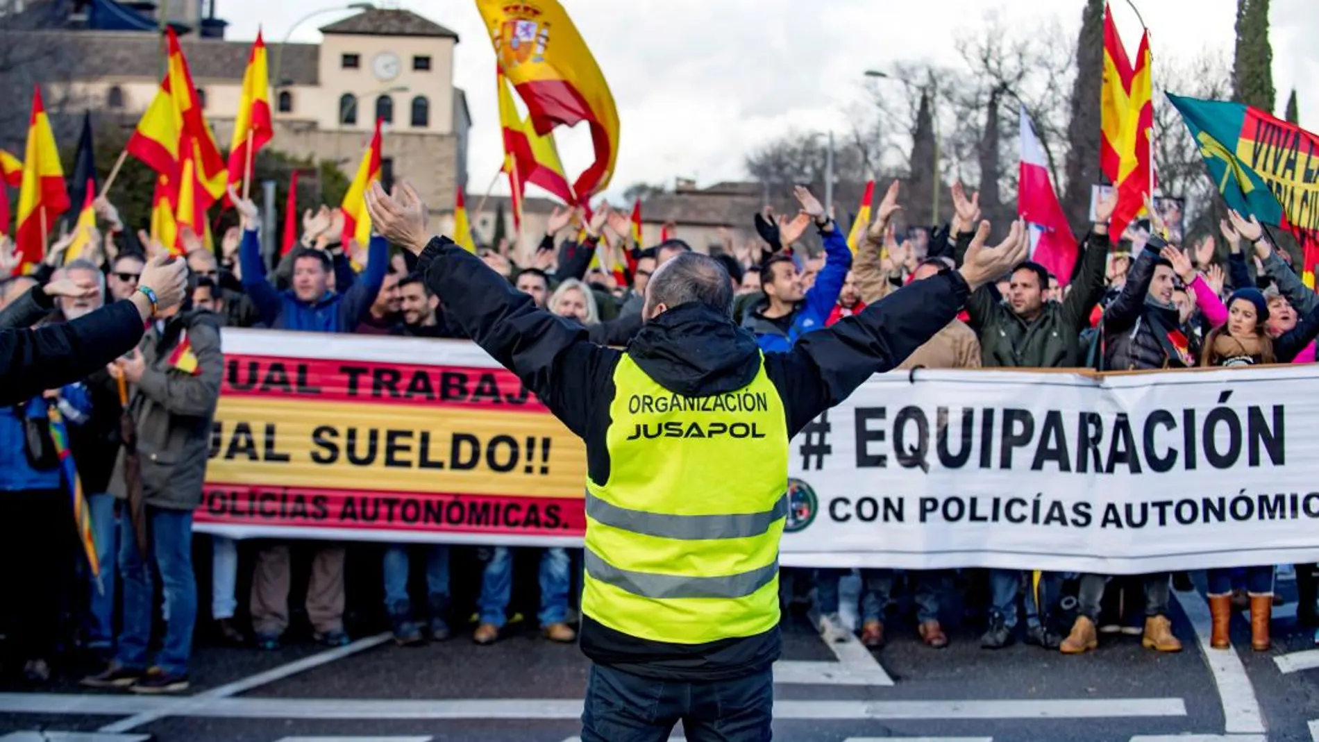 Manifestación de miles de policías y guardias civiles por la equiparación salarial en Toledo