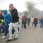 Empleados de Alcoa quemando neumáticos en protesta por el cierre de las fábricas de Avilés y La Coruña