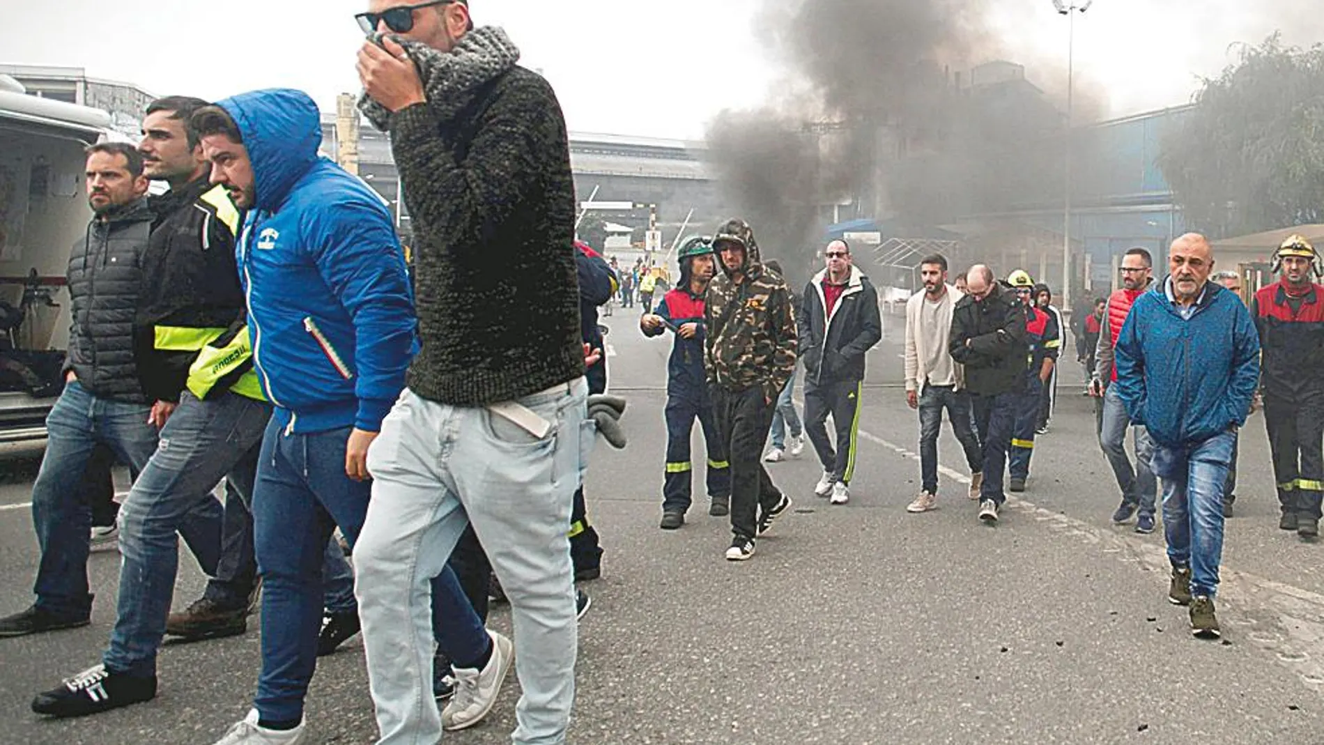Empleados de Alcoa quemando neumáticos en protesta por el cierre de las fábricas de Avilés y La Coruña