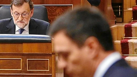 El presidente del Gobierno en funciones, Mariano Rajoy, y Sánchez en una imagen de archivo