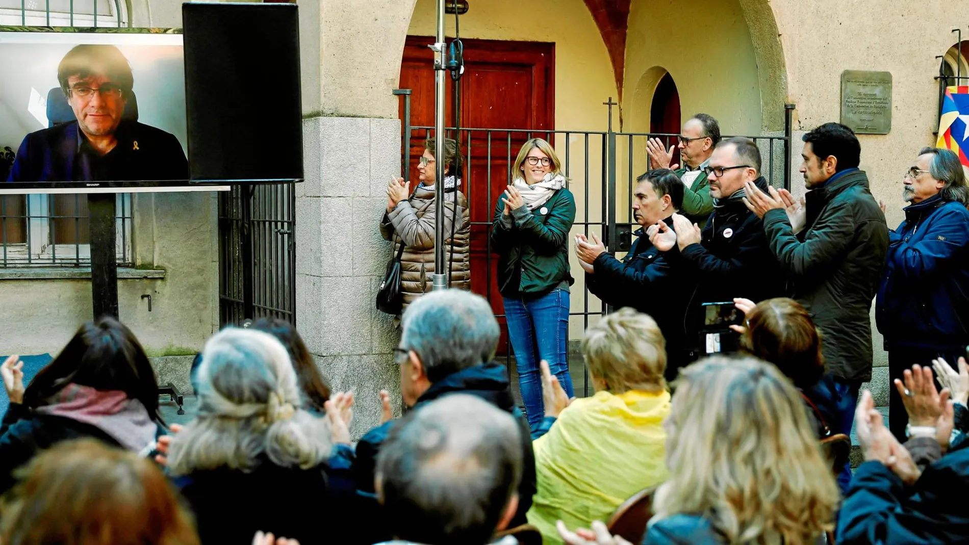 Algunos de los diputados que participaron en el ayuno de Sarrià con Puigdemont interviniendo en pantalla / Efe: Toni Albir