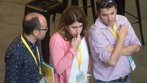 Marta Pascal (c), junto a David Font, director de la Asamblea Nacional del PDeCat (i), que hoy se está llevando a cabo su segunda jornada. EFE/Marta Pérez
