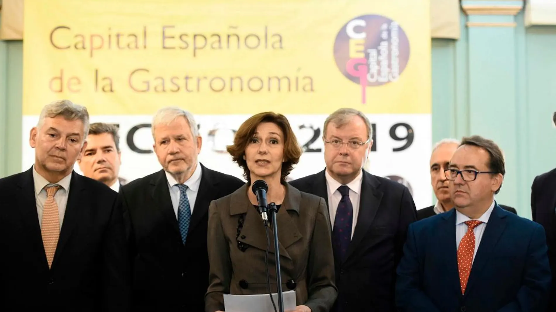 La secretaria de Estado de Turismo, Isabel Oliver, da lectura del fallo en el acto de proclamación de la Capital Española de la Gastronomía / Foto: Efe