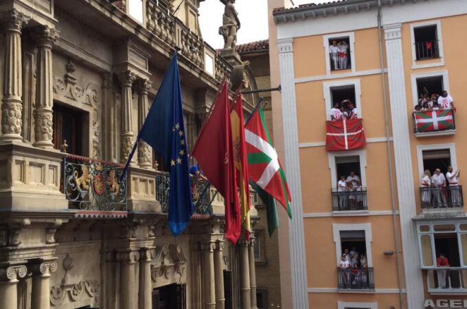 Junto a las banderas oficiales de Pamplona, Navarra, España y la Unión Europea, el equipo de gobierno municipal presidido por EH Bildu ha colocado este año la ikurriña
