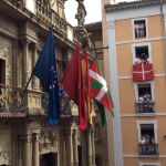 Junto a las banderas oficiales de Pamplona, Navarra, España y la Unión Europea, el equipo de gobierno municipal presidido por EH Bildu ha colocado este año la ikurriña