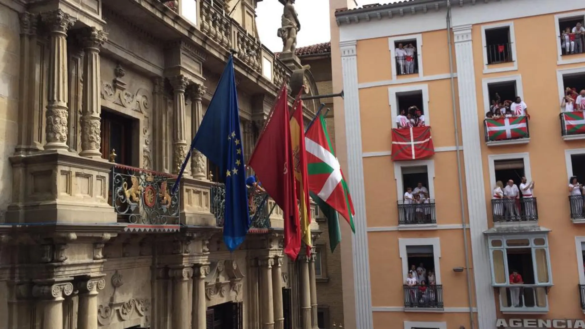 Junto a las banderas oficiales de Pamplona, Navarra, España y la Unión Europea, el equipo de gobierno municipal presidido por EH Bildu ha colocado este año la ikurriña