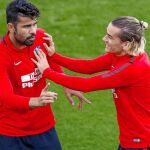 Antoine Griezmann bromea con Diego Costa en un entrenamiento